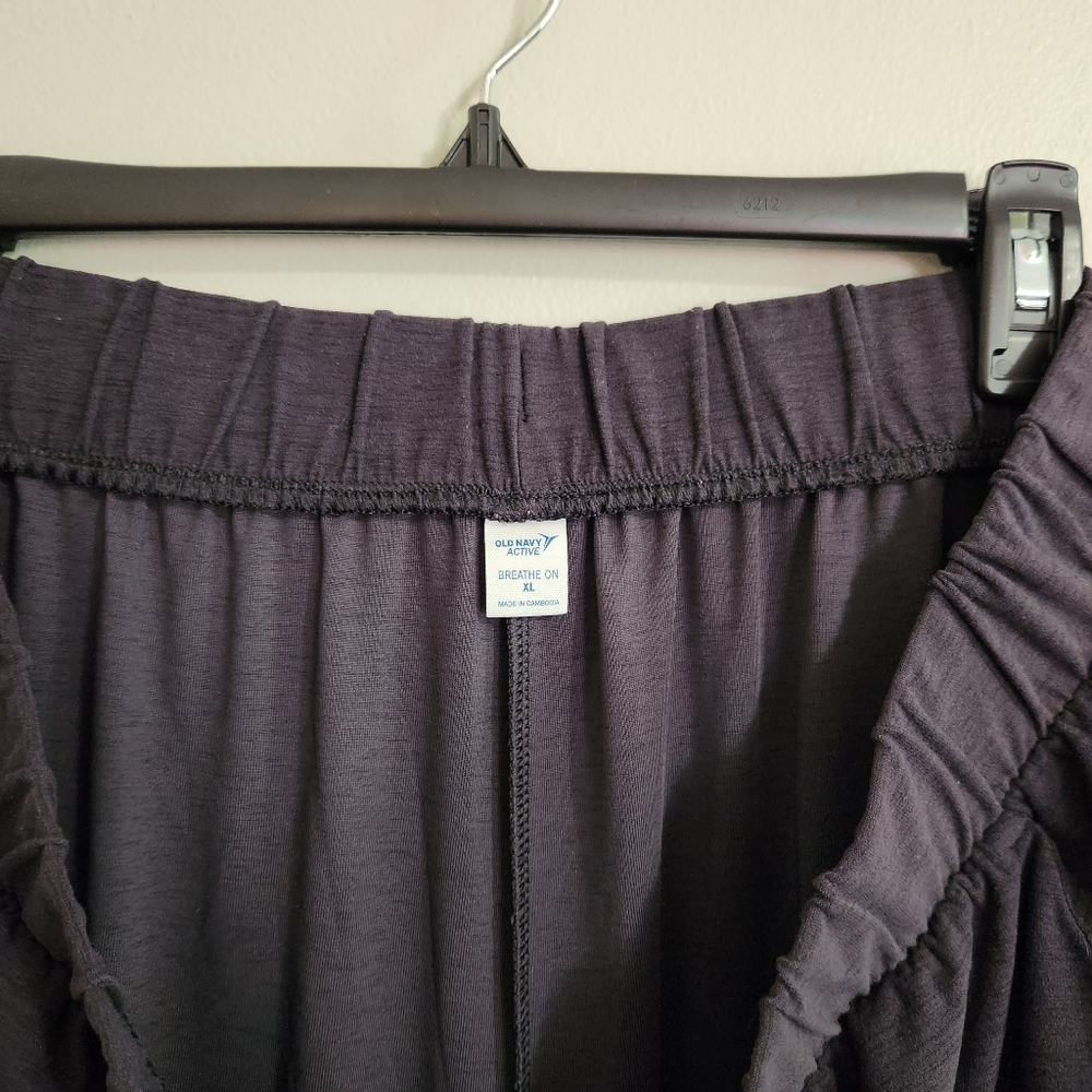 Old Navy Women's Breathe On Charcoal Gray/Black Wide-Leg Cropped Pants - Picture 7 of 7